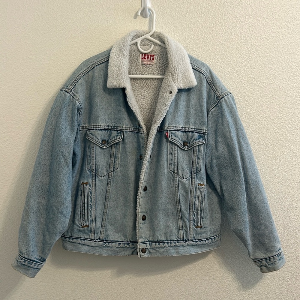 Vintage 80's Levi's 609 Sherpa Light Wash Denim
Trucker Jacket made in USA